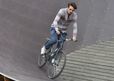 Mārtiņš Mielavs pēc jaunā seguma uzlikšanas, pirmais iemēģināja mini treka trasi.