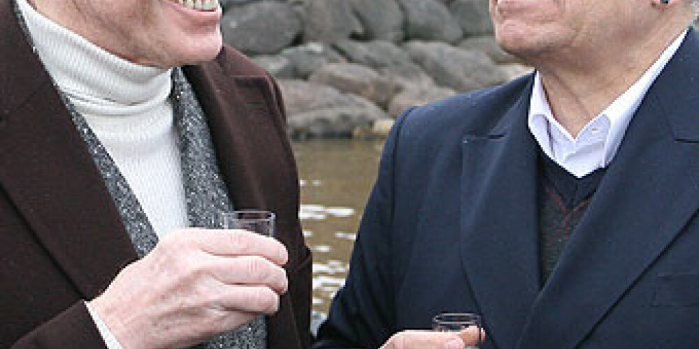 Gailis un Birkavs dzer šņabi uz Mildas veselību. FOTO