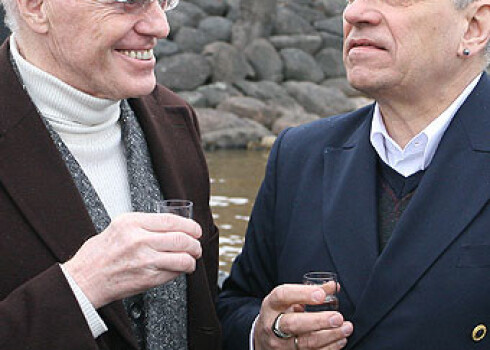 Gailis un Birkavs dzer šņabi uz Mildas veselību. FOTO