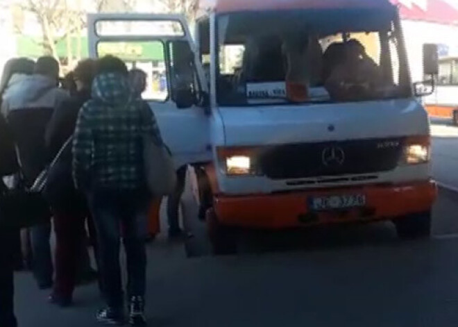 Baušķeniekus tracina pārpildītie un neērtie Rīgas autobusi. VIDEO