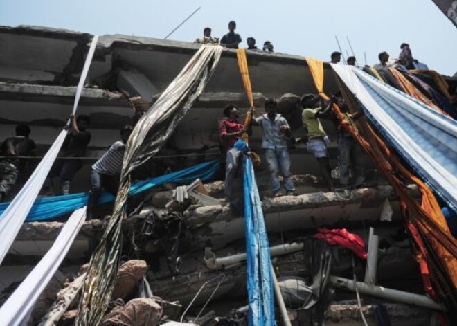 Bangladešā sagrūst astoņu stāvu ēka, 147 bojāgājušie un 1000 ievainoti. FOTO