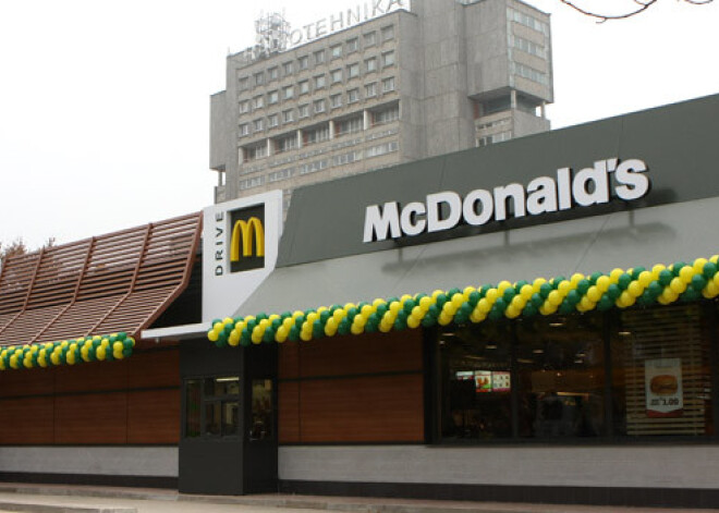 „McDonald’s” darbiniece: „Man uzgāzās liels statīvs frī kartupeļu cepšanai”