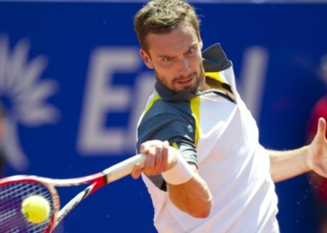 Gulbis neizmanto setbumbu un Barselonas turnīra trešajā kārtā zaudē Raoničam