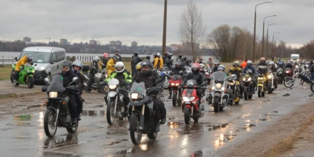 Sezonas atklāšana ir kā motobraucēju Jaunais gads, tāpēc, par spīti laikapstākļiem, saistās ar pozitīvām emocijām. Diemžēl šogad pasākumā noticis negadījums - uz slapjās brauktuves paslīdējis un kritis kāds motobraucējs. Viņš nogādāts slimnīcā ar dažādiem lūzumiem.