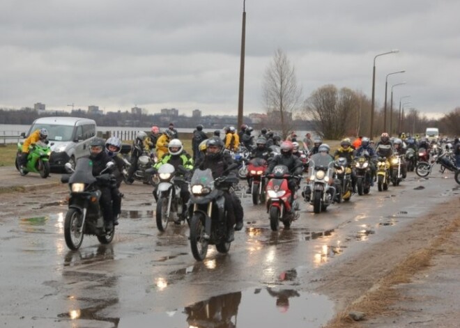 Nagi salst, un elpu var redzēt, tomēr motosezona šogad ir atklāta. FOTO. VIDEO