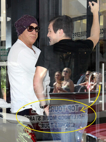 Brīdī, kad aktieris stāvēja pie skatloga, garām brauca pilsētas ekskursiju autobuss. Interesanti, vai kāds no ekskursantiem, knipsējot ēkas un veikalu skatlogus, ievēroja, ka viņu virzienā lūkojas Mikijs Rurks?