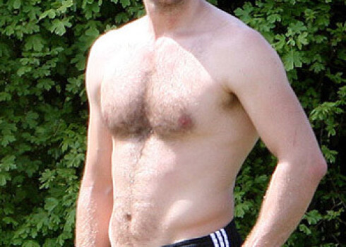 Gvinetas Paltrovas vīrs siltās pavasara dienas bauda bez krekla. FOTO