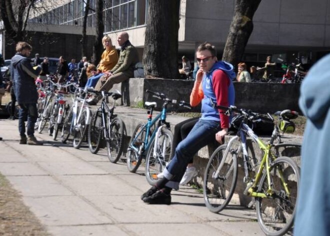 Velobraucienā "Kritiskā masa" grib pievērst uzmanību riteņbraucēju tiesībām