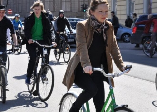 Velobraucēji Rīgā atklāj sezonu un rīko "Kritisko masu". FOTO