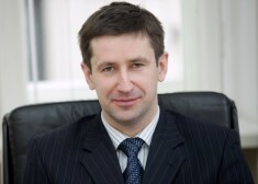 Премьер отметил, что в сфере образования много наболевших проблем, которые требуют безотлагательного решения