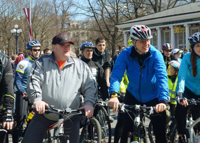 Vairāk nekā 1500 riteņbraucēju piedalās Rīgas velo parādē. FOTO