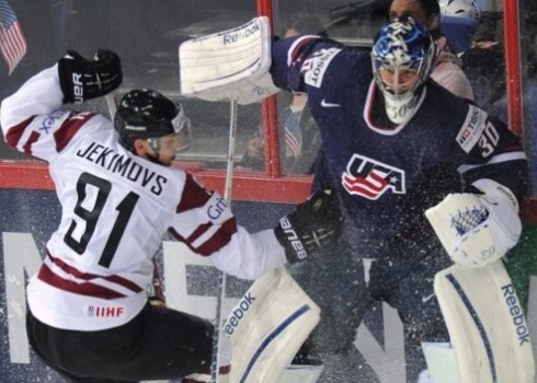 Ja pirmajās divās trešdaļās vairāk metienus izpildīja Latvija, pēdējā divdesmitminūtē pretinieki nomētāja mūsu hokejistus ar 14:3 un kopējā metienu attiecība bija 26:20 ASV labā.