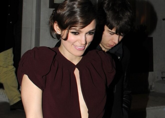 Keira Naitlija salaulājusies ar "Klaxons" solistu Džeimsu Raitonu