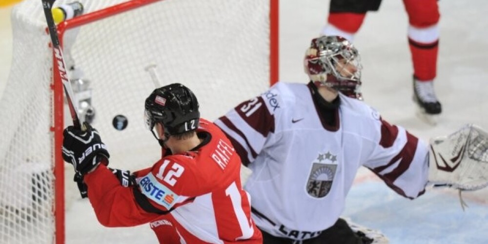 Latvija paliek bez uzvaras arī spēlē pret Austrijas hokeja izlasi. FOTO