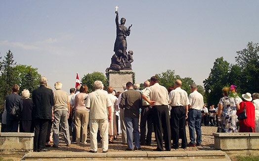 Labējās partijas Rēzeknē ievērojami zaudē savam sīvākajam pretiniekam – „Saskaņas centram”. Droši vien tādēļ šajās pašvaldības vēlēšanās gan pilsētā, gan novadā tapis vērienīgs kopprojekts – vēlēšanās startē labējo partiju apvienotais saraksts, kurā vienojušās arī Saeimas opozīcijas partijas.