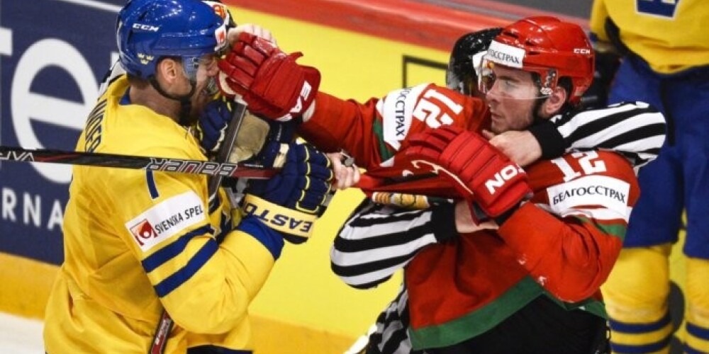 Zviedrijas hokejisti ar lielām grūtībām pārvar baltkrievu pretestību