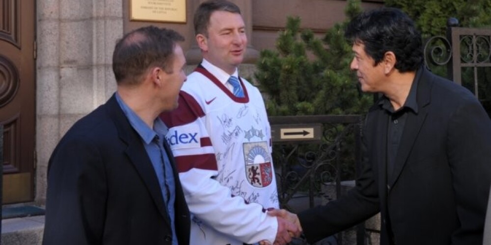 Latvijas izlase pasniedz vēstniekam Somijā hokeja izlases kreklu. FOTO