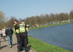 Ūdenskrātuvēs visapkārt Uzvaras piemineklim patrulē policisti un glābēji. Paredzams, ka līdz ar vakara iestāšanos iereibušo skaits pieaugs.