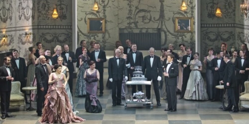 Aina no „Traviatas” iestudējuma Latvijas Nacionālajā operā.