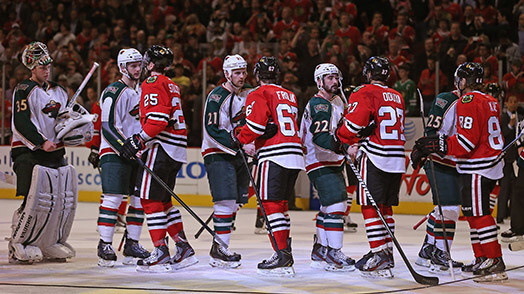 "Blackhawks" hokejisti atvadās no "Wild" komandas un soļo tālāk.