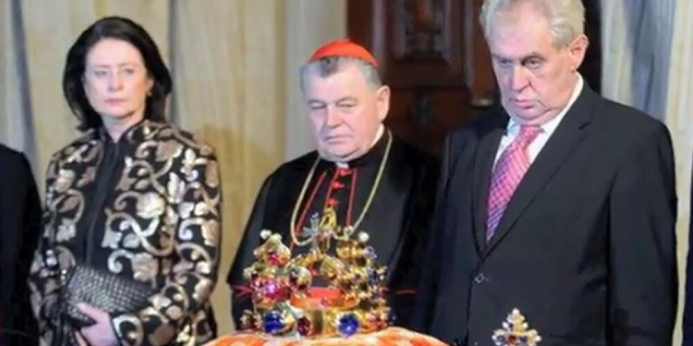 Čehijas prezidents oficiālā pasākumā ierodas piedzēries. VIDEO