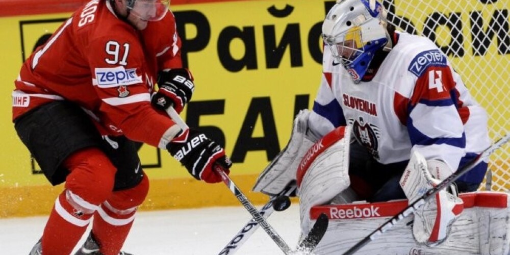 Slovēnijas hokeja izlase čempionāta pēdējā spēlē atņem punktu Kanādai