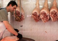 Jau nokauti un, iespējams, jau apēsti mājlopi Pārtikas un veterinārā dienesta reģistros var skaitīties kā dzīvnieki, kuri vēl joprojām laimīgi spriņģo ganībās. Ne vienmēr oficiāli kautķermeņi, kas ir uz tirgus letēm skaitās arī beigti.