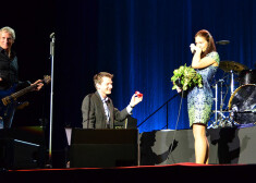 Rīdzinieks Māris bildina draudzeni Maikla Boltona koncertā. FOTO. VIDEO