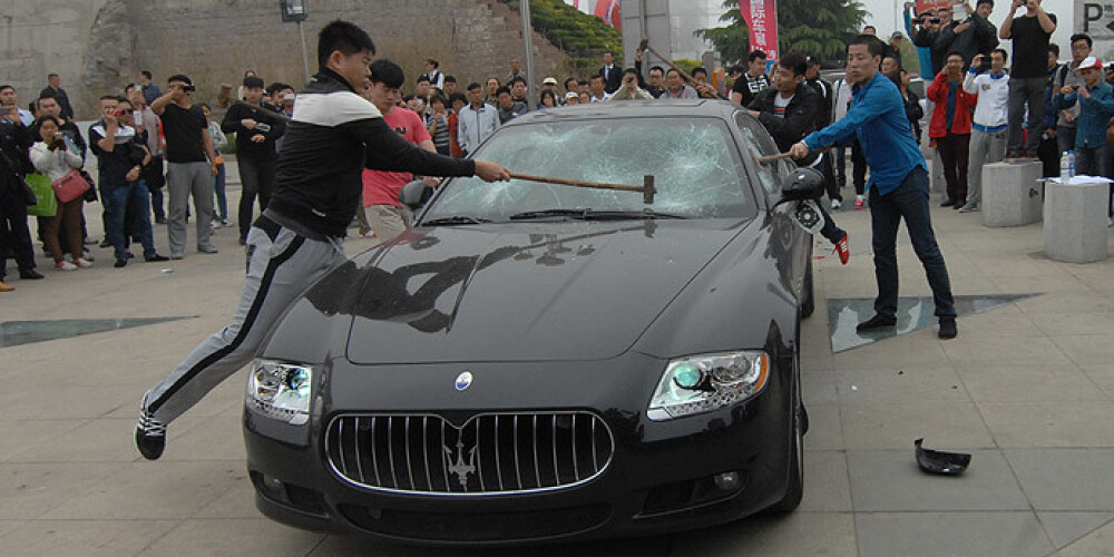 Vīrietis, kas tikko bija nopircis glauno auto, noalgoja vietējos zēnus, lai tie mašīnu sasit.