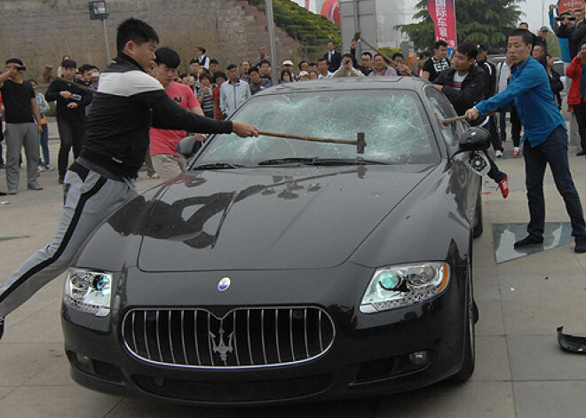 Lai dievs nogrābstās! Tikko pirktu Maserati sadauza ar āmuriem! FOTO