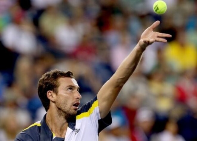 Gulbis sagrauj spēcīgo Troicki un spēkosies ar Nadalu