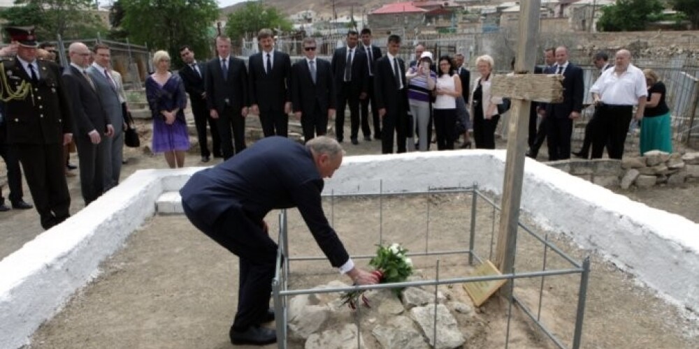 15. maijā liekot ziedus Turkmenistānā, prezidents Bērziņš neesot svinējis Ulmaņa apvērsumu