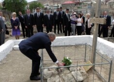 Oficiālās vizītes laikā 15.maijā Turkmenistānā Valsts prezidents nolika ziedus pie Latvijas Valsts prezidenta Kārļa Ulmaņa piemiņas plāksnes. Datumu sakritība ar Ulmaņa apvērsuma gadadienu esot nejaušība.