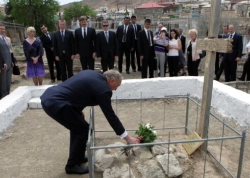 15. maijā liekot ziedus Turkmenistānā, prezidents Bērziņš neesot svinējis Ulmaņa apvērsumu