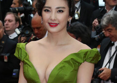 Декольте китайской актрисы затмило всех гостий на открытии Каннского кинофестиваля. ФОТО