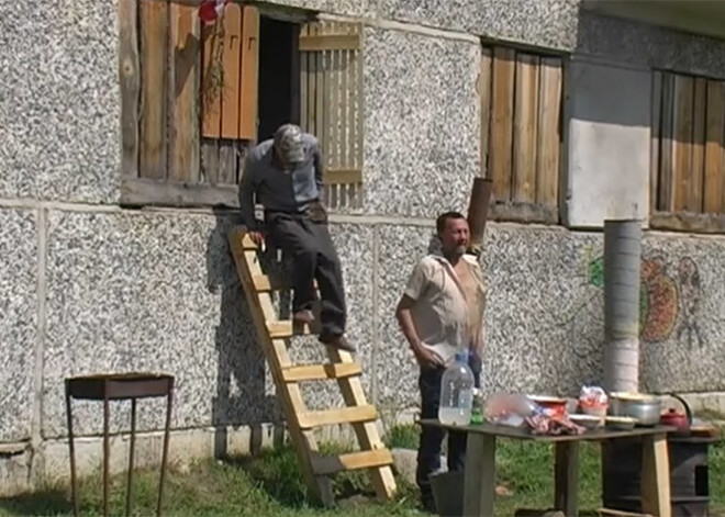 Jēkabpilī pamestā mājā labdaris Sprukts ierīko nelegālu bezpajumtnieku mitekli. VIDEO