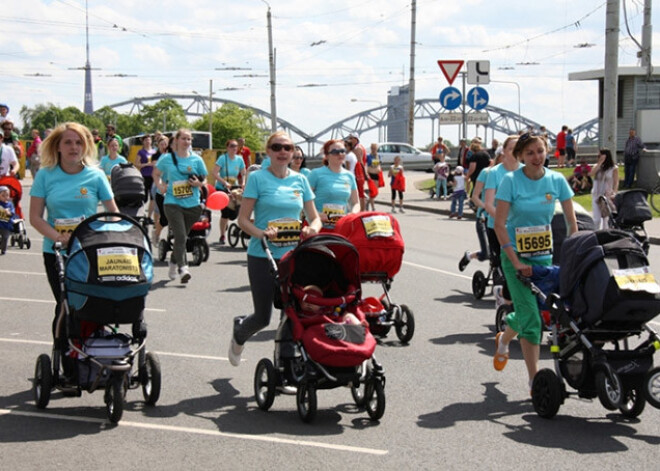 32 jaunās māmiņas ar mazuļiem piedalīsies Nordea Rīgas maratonā