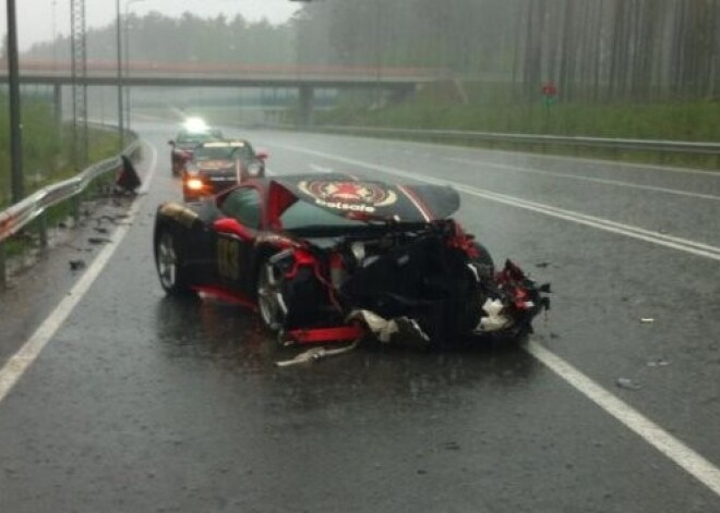 Pie Saulkrastiem sadauza smalko aprindu rallijā "Gumball 3000" startējošu "Ferrari". FOTO