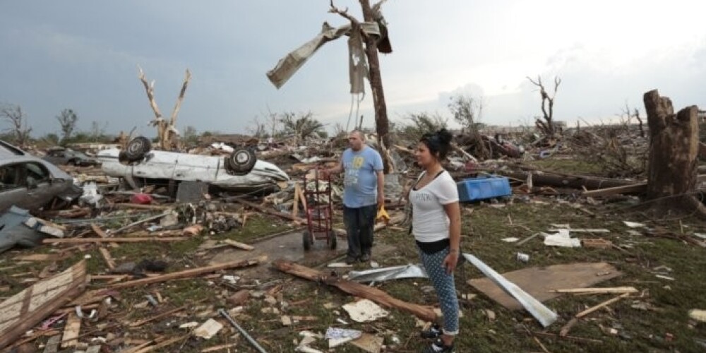 Milzu tornado brāzies pāri Oklahomai, miris 91 cilvēks, tostarp daudzi skolēni. FOTO