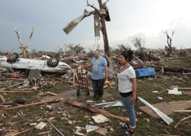 Milzu tornado brāzies pāri Oklahomai, miris 91 cilvēks, tostarp daudzi skolēni. FOTO