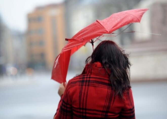 Šodien no pulksten 11.00 būs stiprs pērkona negaiss, vējš un krusa; pēc lietus kļūs auksti