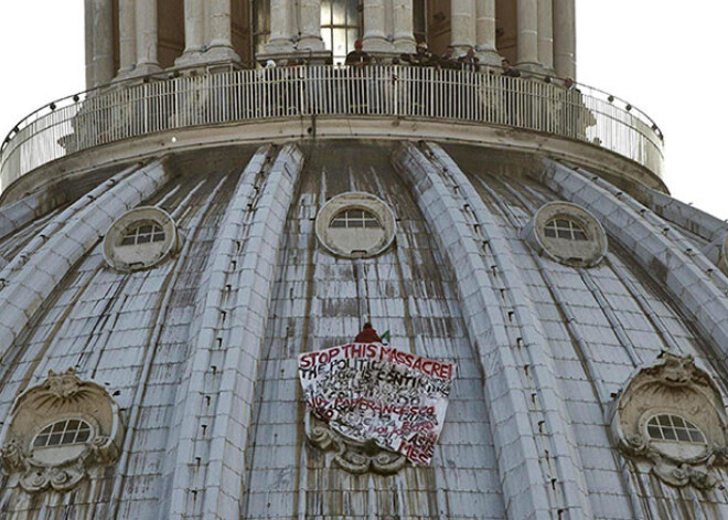 Sarūgtināts uzņēmējs uzrāpjas 130m augstā bazilikā, lai protestētu pret ekonomisko krīzi. FOTO