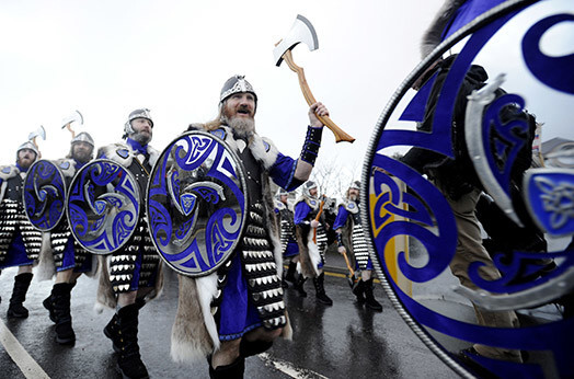 Senajā vikingu apmetnes vietā – Grobiņā šīs nedēļas nogalē atkal atdzimis vikingu gars. Ar vikingu festivālu tur tiek svinēti pilsētas svētki.