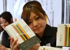 Japāņu rakstnieka Haruki Murakami romāni izpelnījušies starptautisku novērtējumu un tikuši tulkoti aptuveni 40 valodās. Viņa jaunākais darbs japāņu valodā lasošajiem faniem pieejams jau no aprīļa sākuma.