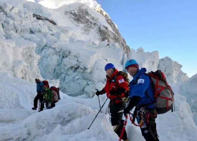 80 gadu vecais Miura uzkāpj Everestā