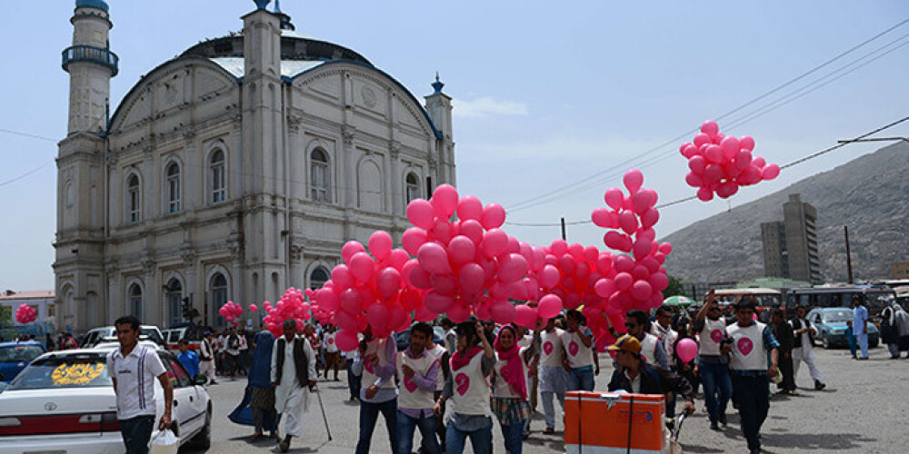 Kabulā mākslas projekta laikā izdala 10 tūkstošus rozā balonu mieram. FOTO