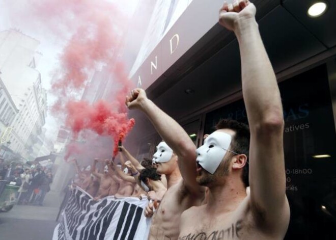 Parīzē vairāki tūkstoši protestē pret viendzimuma laulību legalizāciju