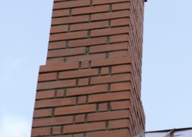 Dreiliņu iedzīvotājus pārbiedē elles troksnis - mājai bez brīdinājuma nogāž skursteni