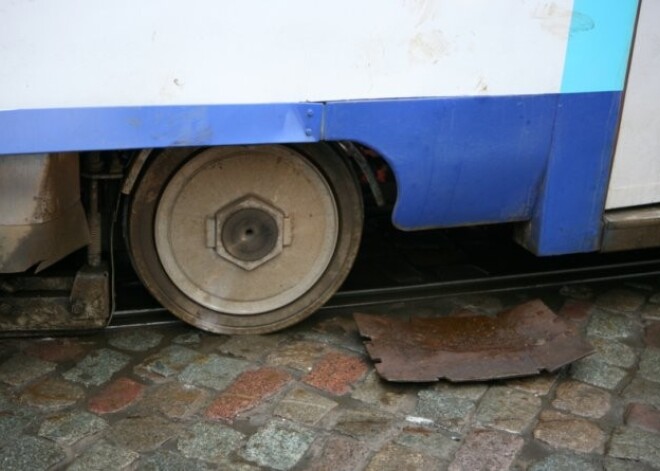 Rīgā pie Centrāltirgus cilvēkam uzbraucis tramvajs