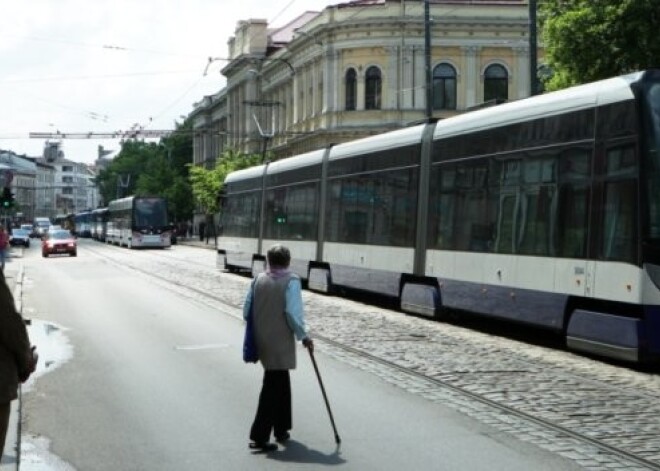 Barona ielā no sliedēm nobraucis zemās grīdas tramvajs